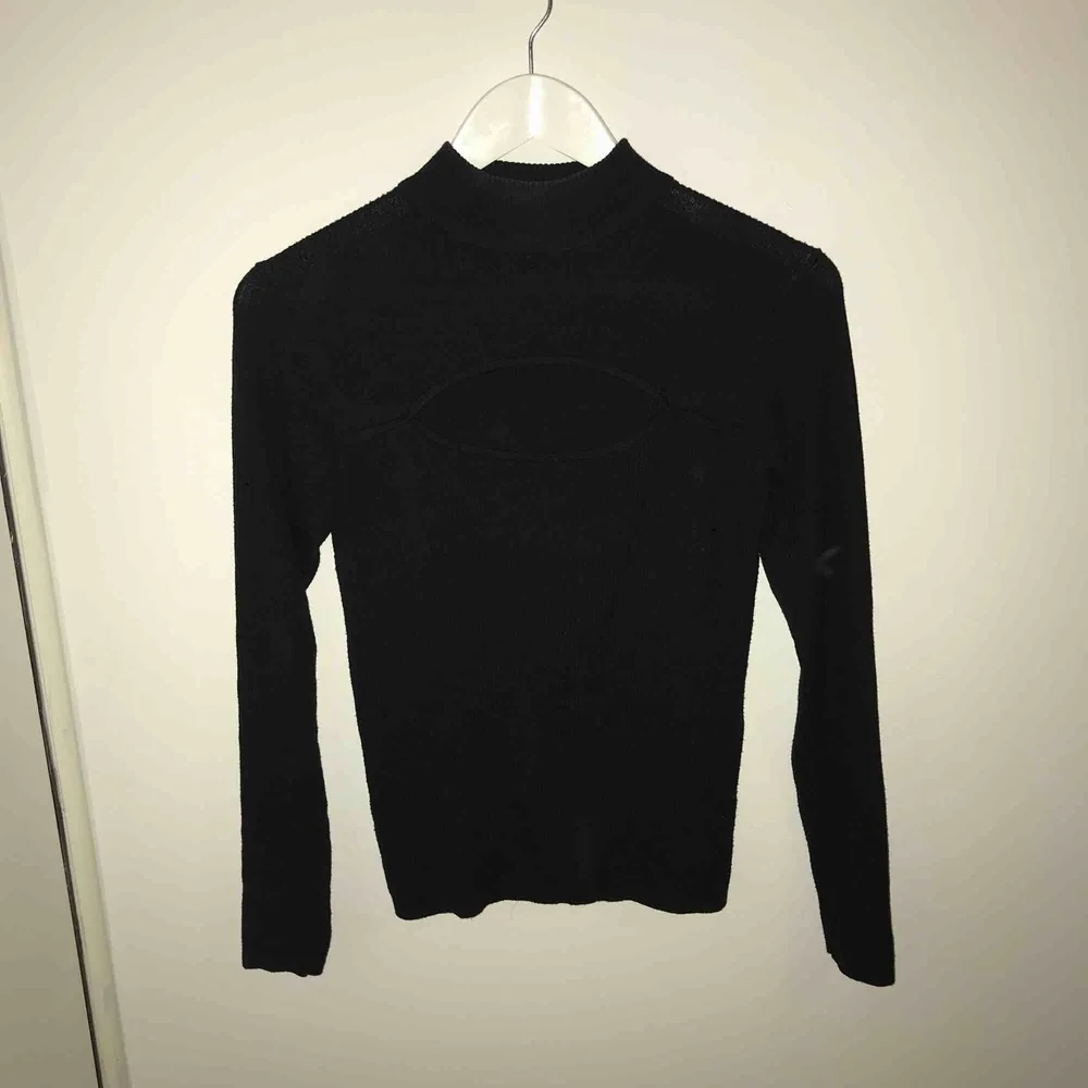 En fin, svart tröja i M storleken som passar också för dom som har L 🌺. Tröjor & Koftor.