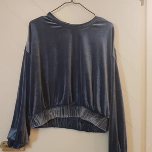  - Långärmad tröja i blå velour. Lite oversize. Från weekday. Knappt använd.  Frakt tillkommer 