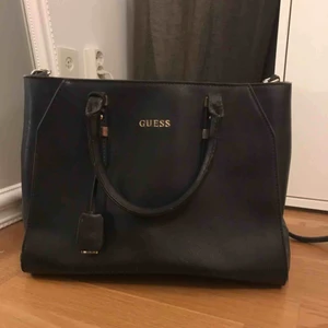  - En ”skolväska” ifrån guess, är väl använd då lädret är lite uppskovet men själva väskan är i bra skick! Nypriset låg på 2 000kr när jag köpte den men det har nog höjts nu! 