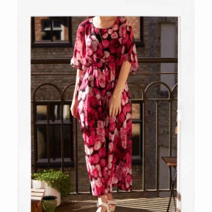  - Helt ny klänning. Blommig och super luftig. Perfekt till sommaren. PM mig gärna med vilket pris du skulle vilja ge för klänningen 🌸🌸 