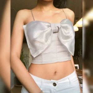  - Väldigt fint grå topp , Bra skick✨ En gång använd  Stl. XS/S  Köparen står för frakten (20kr)