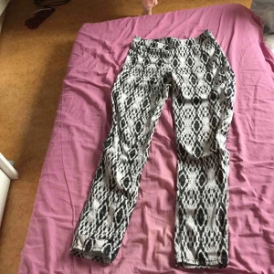  - Vit/grå &svart mönstrade byxor från HM Storlek 36 Dragkedja på ena sidan Aldrig används då de är för stora Köpare står för frakt 