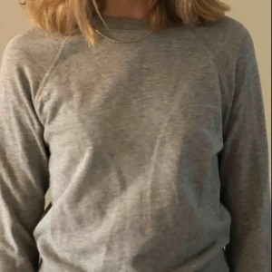  - Grå Sweatshirt från H&M. 