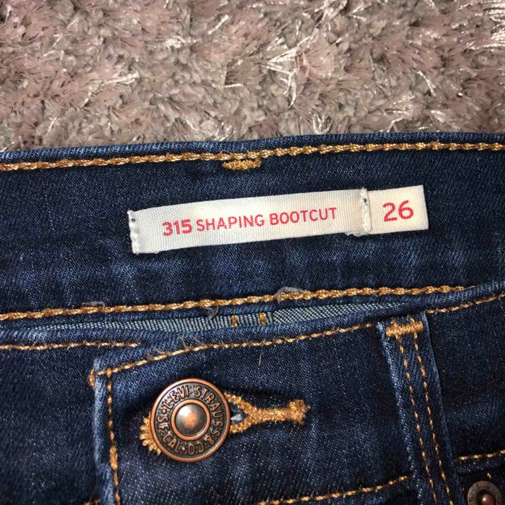 Nypris: 899kr. Levis Jeans i storlek 26(tumstorlek), det är samma som storlek 34/36 i jeans. Bootcut leg med mid rise. Köpta i butik i USA och knapp använda. Jag säljer dem eftersom de har blivit för små.. Jeans & Byxor.
