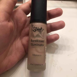  - Liquid highligter, lite mer än halva kvar, jättefint och naturligt glow i färgen monaco. Frakt på 9kr tillkommer