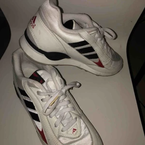  - Helt oanvända adidas skor. Säljer eftersom de aldrig har kommit till användning för mig. 