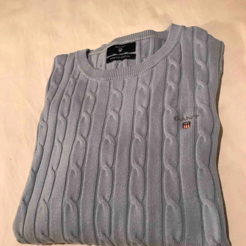 Fin kabelstickad tröja från Gant, använd ett fåtal gånger och köpt för 1199kr!🌸 priset är inklusive frakt, betalning via swish!. Stickat.