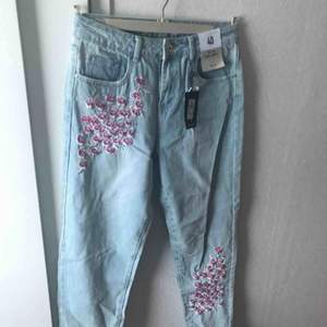 Nya blommiga highwaist jeans, aldrig använda