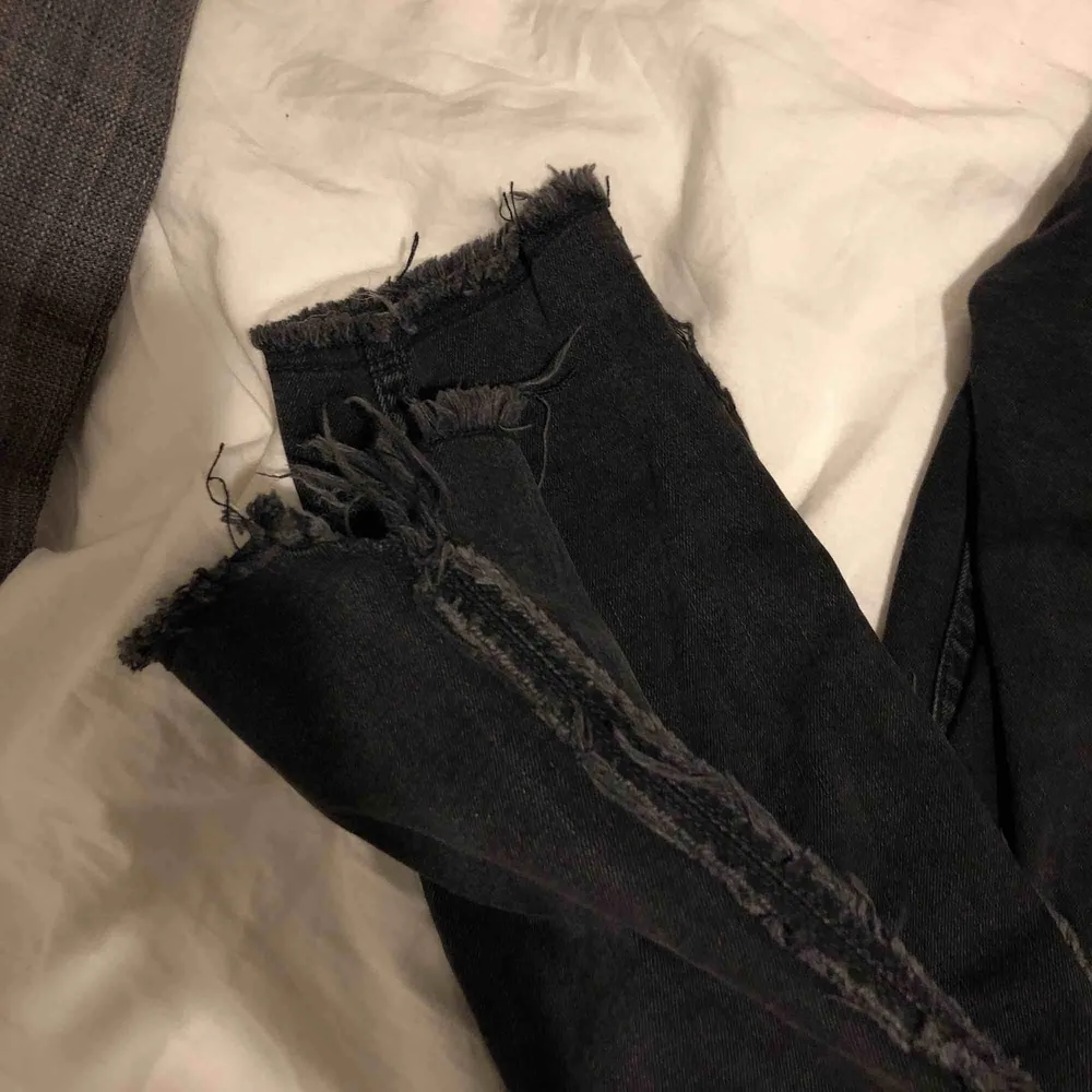 Svart/gråa jeans från Zara! Slitna detaljer på sidorna och även längst ner samt en liten slits. Knappt använda.. Jeans & Byxor.
