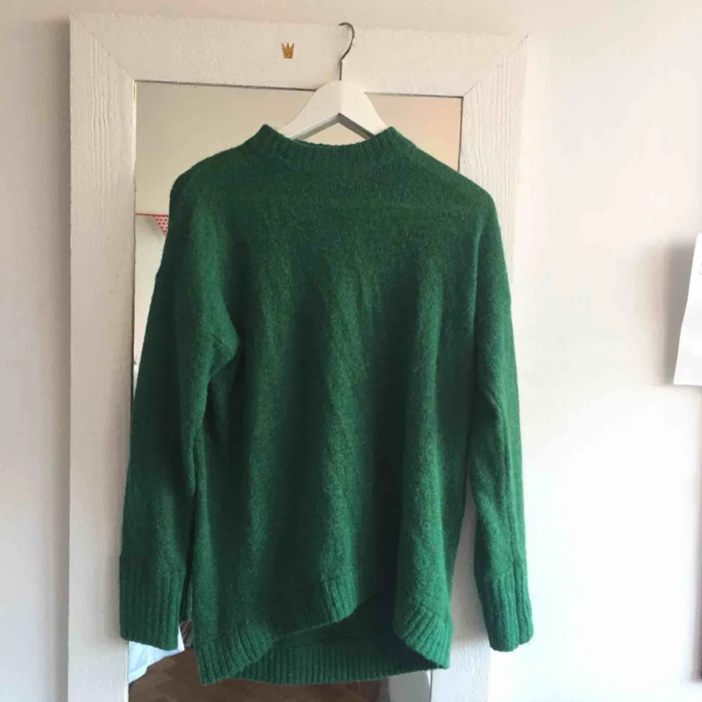 superfin grön stickad tröja från monki! Den är lite längre i modellen och är väldigt mjuk. Har ett litet hål påbaksidan som inte syns så mkt men kan nog lätt lagas! . Stickat.