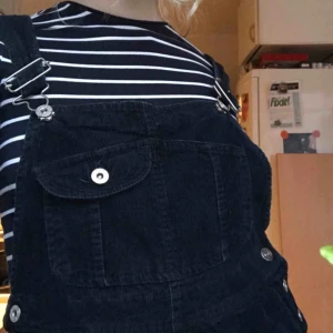  - hängselkjol mörkblå manchester, gränsen på för kort för mig som är 170  + frakt!