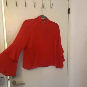  - Säljer en Röd blus i storlek 34, superfin och i bra skick! 