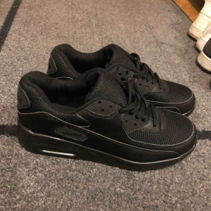  - Sneakers i storlek 38, men för små, passar 37.  Oanvända. 