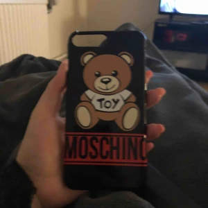  - äkta moschino iphone skal! Passar till 6/7/8 Plus! Sönder vid vänster kant (se bild 3) Lite repor också därav billigt pris 