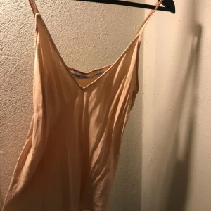  - Puderrosa linne från & other stories. Strl S Dålig färgåtergivning på bilderna. 