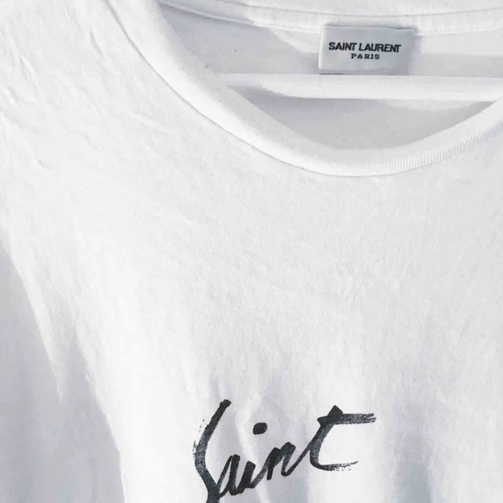 Saint Laurent Paris tshirt, replika. Storlek L men passar även M. Bra skick, använd men inga fel.. T-shirts.