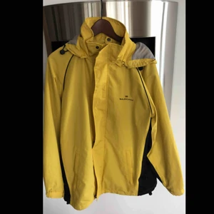  - Balenciaga (Vintage) wind breaker. Huvan går att ta av! Färg: Gul/Svart Storlek: Large men passar medium också Kvalité: 8.5/10. Som ny Hmu med bud!