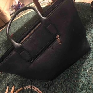  - Mellanstor väska, hel och ren. Lite dammig på bilden bara, svart.