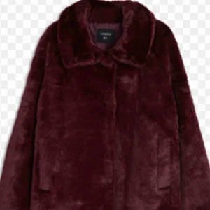  - Fin fuskpäls i vinröd färg. Nästan oanvänd. 