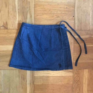  - Knytkjol i S från Crocker! Går att variera i storleken och passar även mig som brukar ha M, men kjolen blir då rätt kort! 