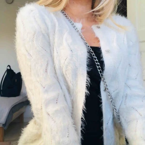  - Jättemysig vit fluffig kofta ifrån zara  Fikar på sidorna och går och stänga med hjälp utav knappar längs hela koftan  Den går över halva rumpan på mig (är 170cm)  