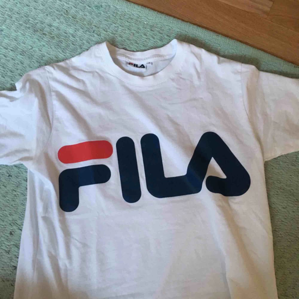 Supernajs FILA t-shirt i bra skick, använd några gånger men är lite för tajt för mig (har egentligen M) så därför säljs den  Kan mötas i södra Stockholm eller så står köparen för frakt . T-shirts.
