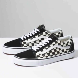  - Säljer nu mina checkerboard vans i bra skick. Egna bilder kommer ikväll när jag är hemma att ta kort på de :) 
