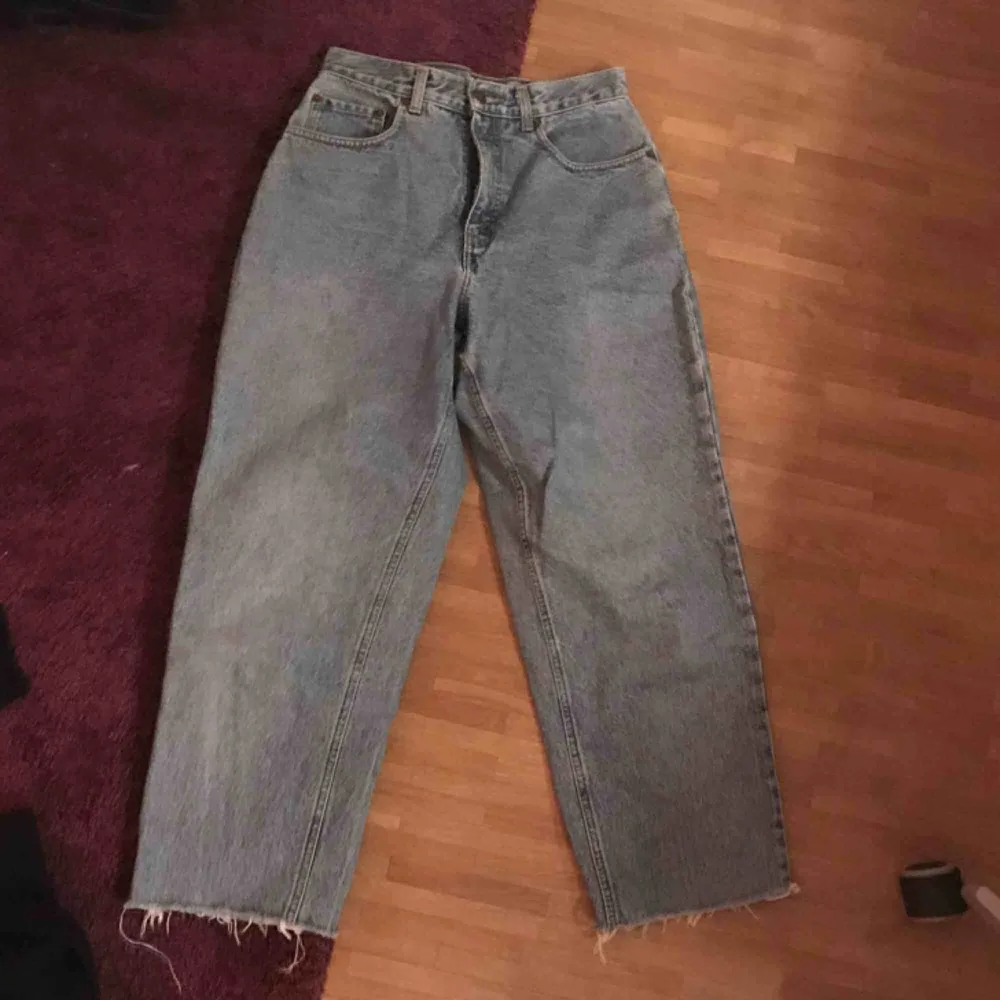 ett par oversized levi’s jeans köpta på humana! knapparna vid gylfen har gått sönder så det går knappt att stänga men är enkelt att laga. Jeans & Byxor.