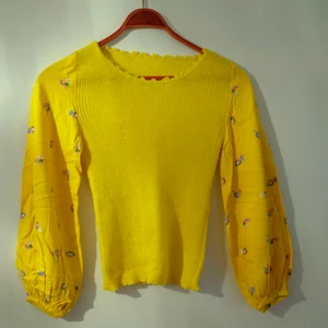  - Stretchig stickad med luftiga ärmar 