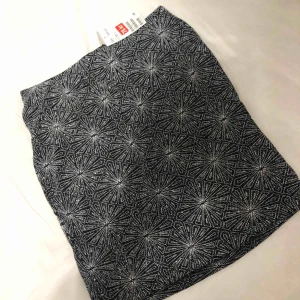  - Super fin kjol i glitter! Prefekt till fester och dessutom helt oanvänd