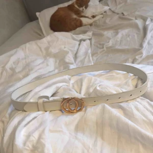  - Vitt skärp från Gina Tricot. 30kr