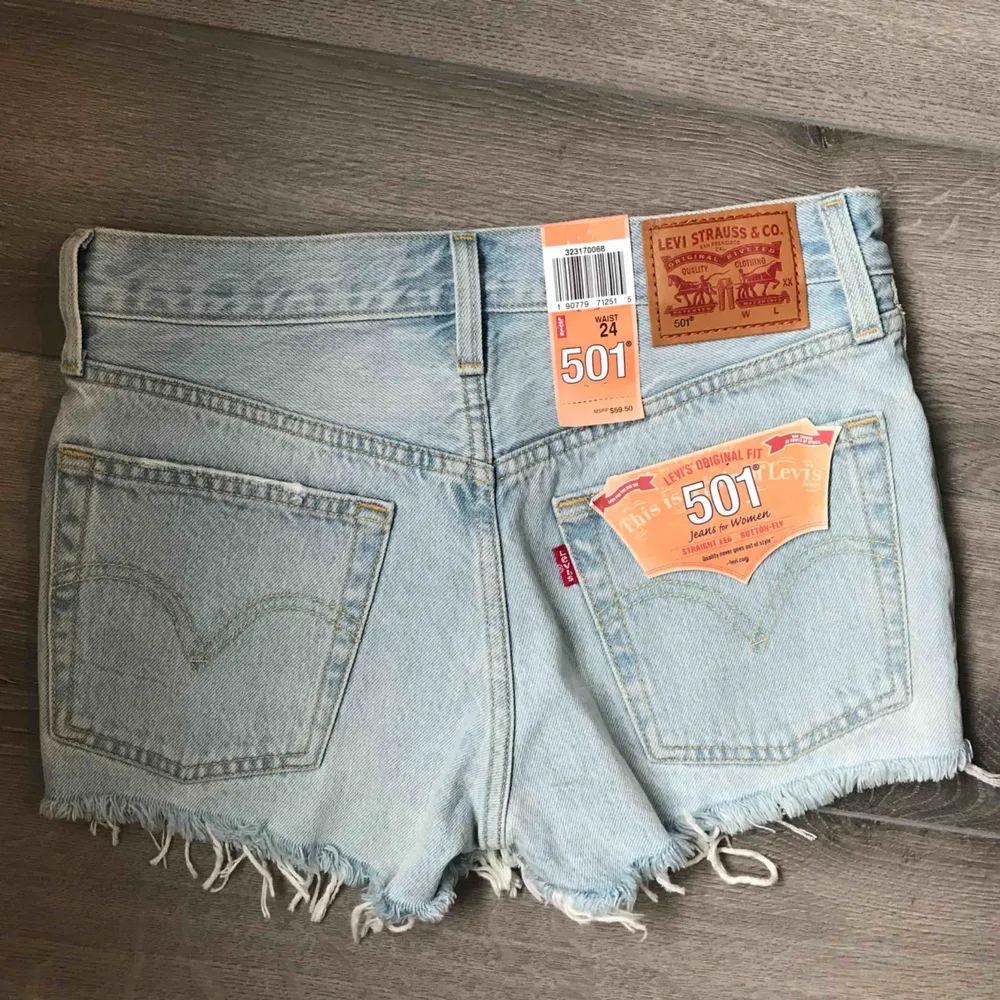 Säljer ett par helt nya Levis jeans, kommer inte till användning. Storlek 24w passar xxs/xs. Shorts.