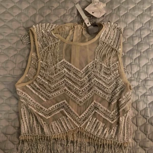  - Genomskinlig topp med paljetter och pärlor. Inköpt från Asos. Tröjan är aldrig använd och har prislapp kvar. 