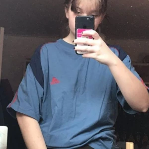  - Blå adidaströja, köpt på humana. Knappt använd.  Kan sälja denna och den senaste röda tröjan för 50 tillsammans! 