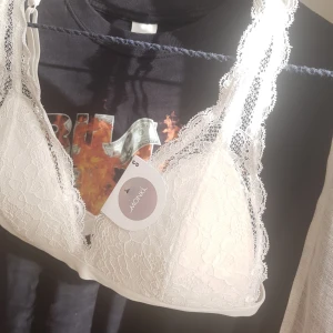  - Helt ny vit bralette med spets och lapparna kvar (kostade 150 från början)