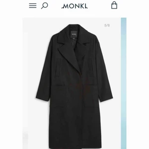  - Svart superfin kappa från Monki! Nypris 900kr, använd en gång, så den är i nyskick. Size XXS men den är stor för sin storlek, funkar bra på mig som oftast har S i kläder. 