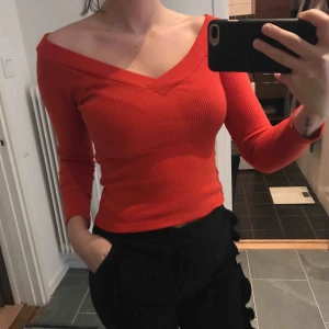  - Röd enkel offshoulder från bikbok. Storlek S. 70 kr + frakt 39 kr