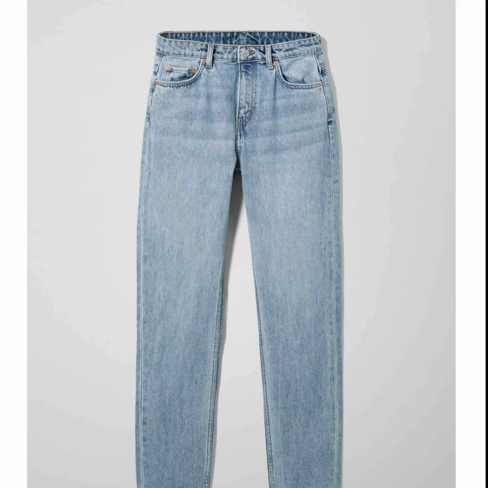Jeans från Weekday använda 1 tillfälle men inte kommer till användning 😢 köpt för 500kr . Jeans & Byxor.