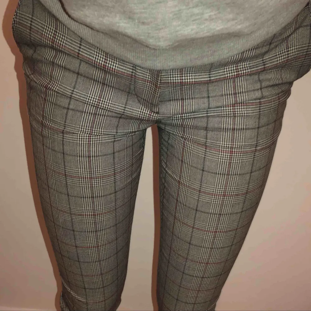 Kostymbyxor från H&M! Tyvärr blivit för tajta för mig som vanligtvis har 34/XS:(    Väldigt bra skick! Frakt: 40kr som du står för👍🏼. Jeans & Byxor.