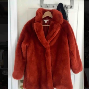  - H&M trend röd fuskpäls. Använd fåtal gånger, mycket bra skick. 200kr + frakt
