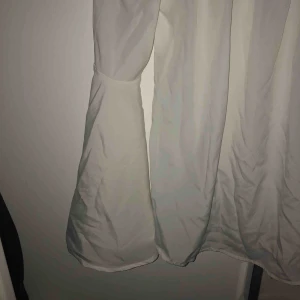  - Off-shoulder blus från boohoo. 