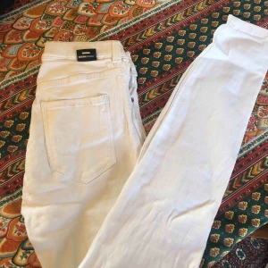  - Vita dr denim stretchiga tajta jeans. Snyggt till lite ljusare tider 