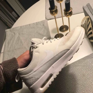  - Näst intill oanvända Thea Nike skor 