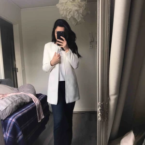  - Jättesnygg vit kappa, bra skick. Frakt tillkommer