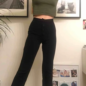  - Säljer dessa skitsnygga kostymbyxor köpta på humana! Väldigt sköna med stretchigt material, lite kortare i modellen och passar därför kanske någon lite kortare person;-) frakt: 55 kr 