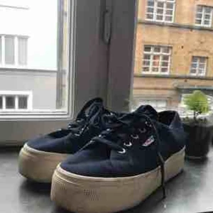  - Skitsnygga sneakers i märket Superga, så trendiga.  Lite förhöjd sula 🌟 och färgen är midnattsblå! 🌌 Skynda fynda så fina! 