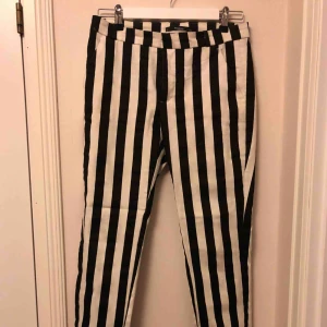  - Svart vit randiga byxor från Mango✨jättefinskick! Frak tillkommer📩