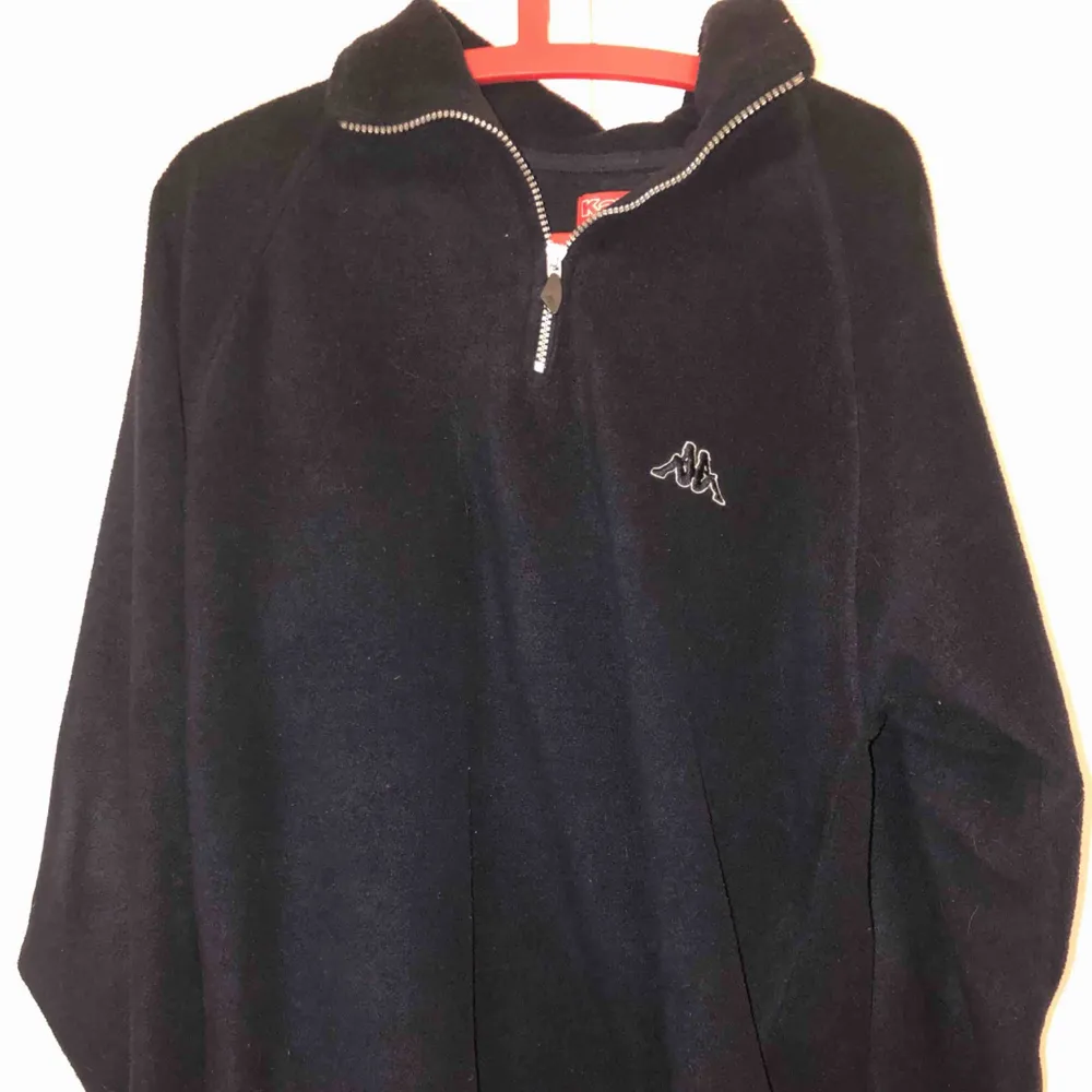 Mörkblå halfzip Kappa fleece i bra skick. Köpt på humana i Sthlm.   Kan mötas upp i Sthlm eller frakta men då tillkommer fraktkostnad på 60kr.. Hoodies.