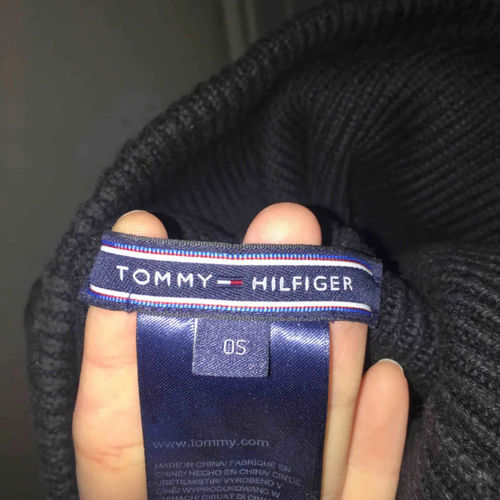 Säljer min Tommy hilfiger mössa. Den är mörk blå, men skulle säga att den ser mer svart ut. Pris kan diskuteras. Jag står för frakt. Accessoarer.