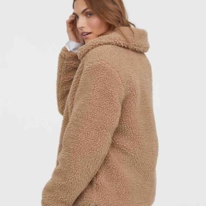  - Väärldens snyggaste teddy jacka i en oversized modell. Storlek L på lappen men passar dom flesta storlekarna!! Frakt tillkommer.  Pris kan diskuteras 